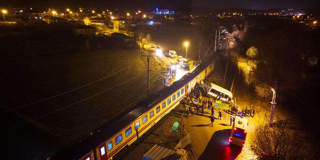 Hemzemin geçitte mahsur kalan dolmuşa tren çarptı!