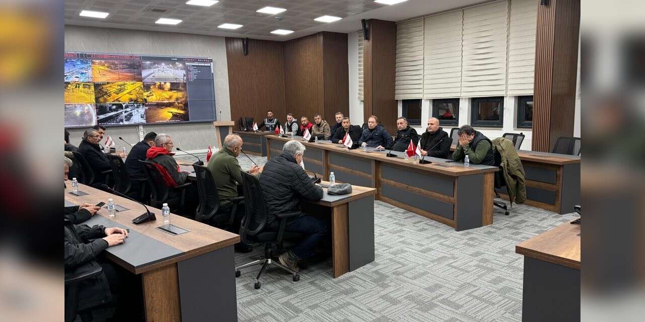 Kar yağışı ile birlikte dört köyde elektrik kesintisi yaşanıyor