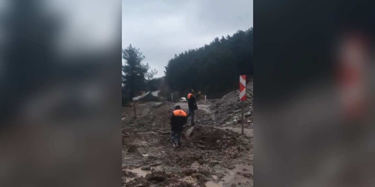 İnebolu-Doğanyurt-Cide karayolu heyelan sebebiyle ulaşıma kapandı