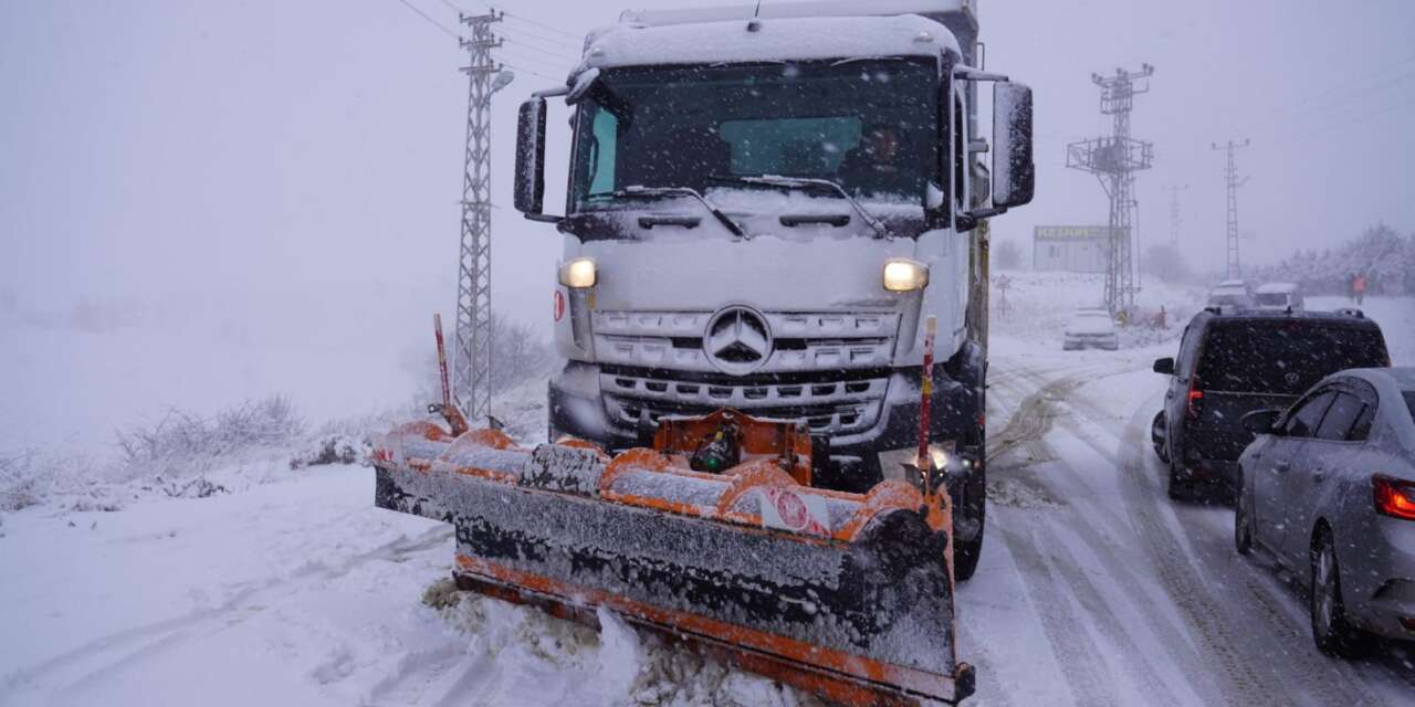 Keçiören Belediyesi, karla mücadeleye aralıksız devam ediyor