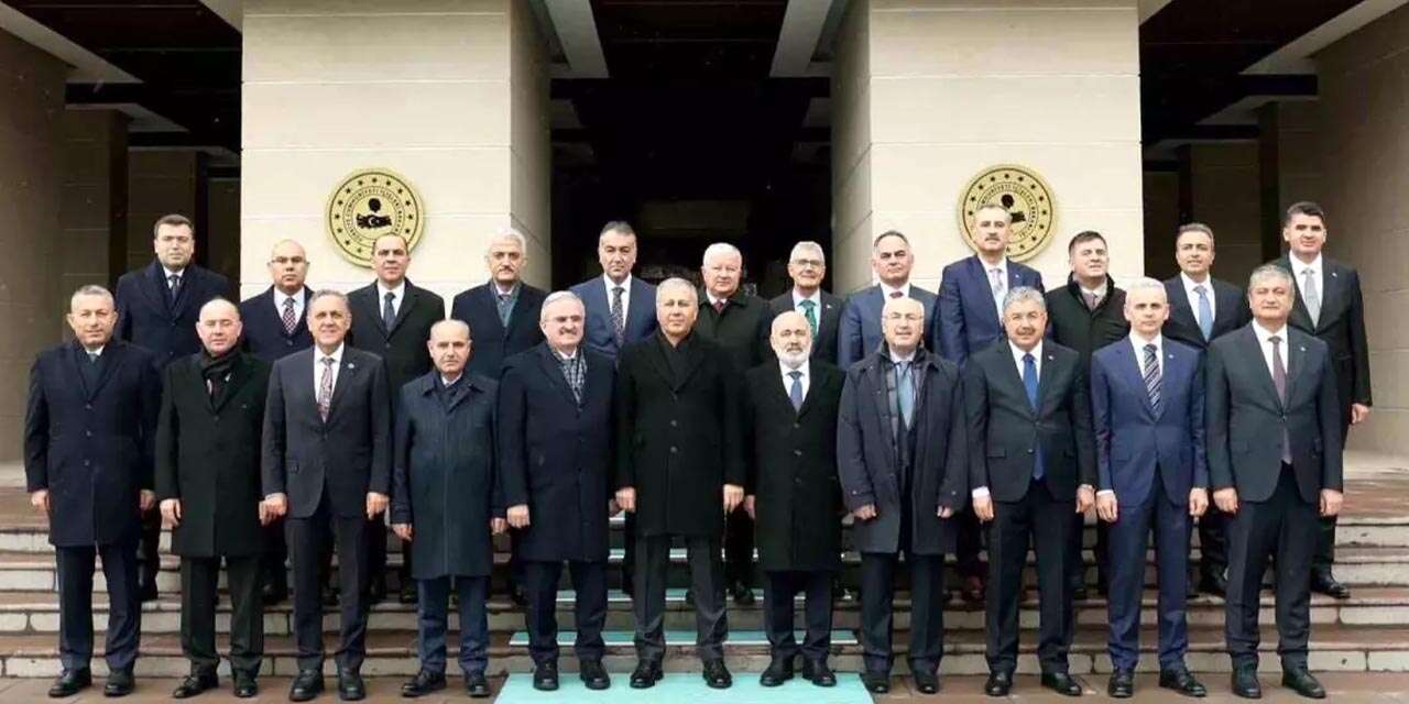 İçişleri Bakanı Yerlikaya, yeni atanan ve görev yerleri değişen valilerle bir araya geldi