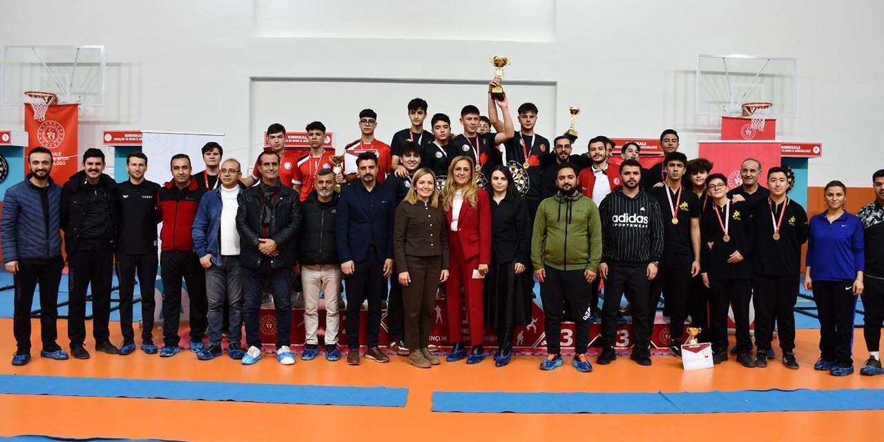 Şampiyon sporcular hedefi 12’den vurdu