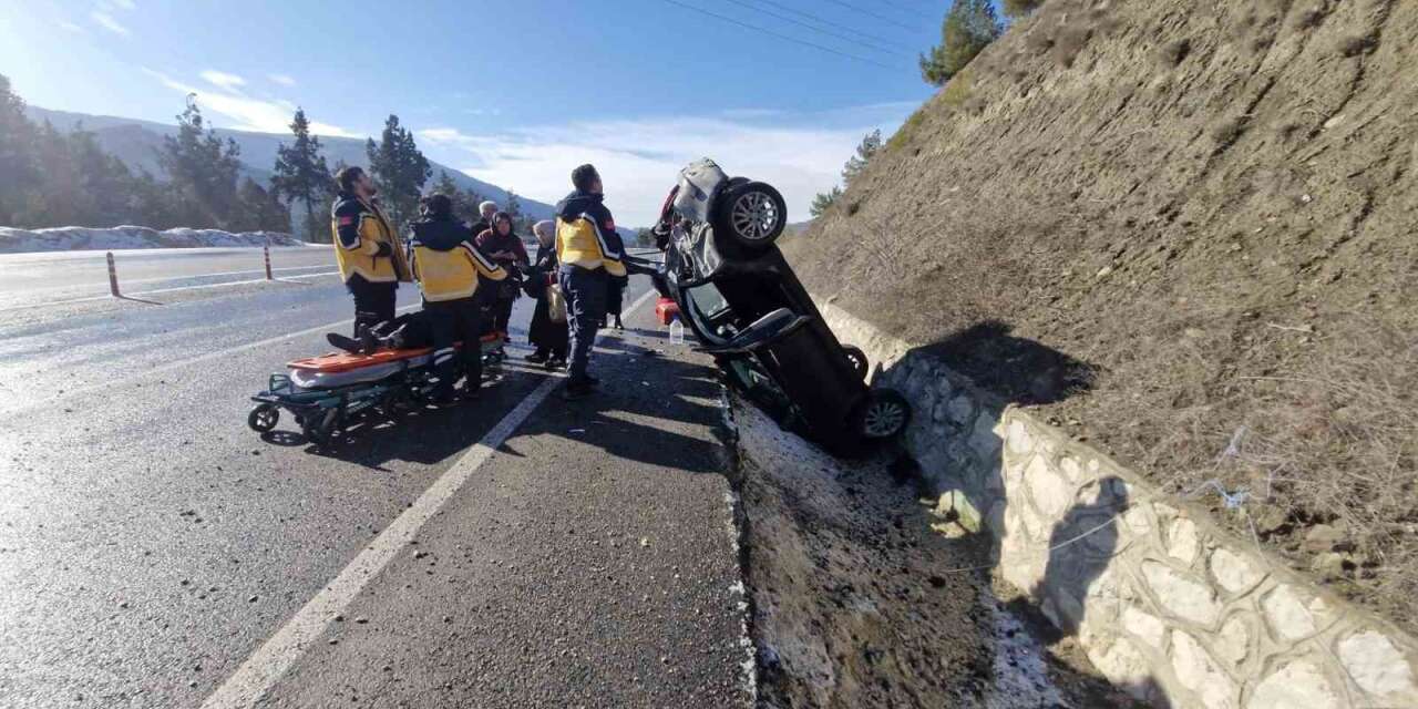 Buzlanma kazayı beraberinde getirdi: 4 yaralı