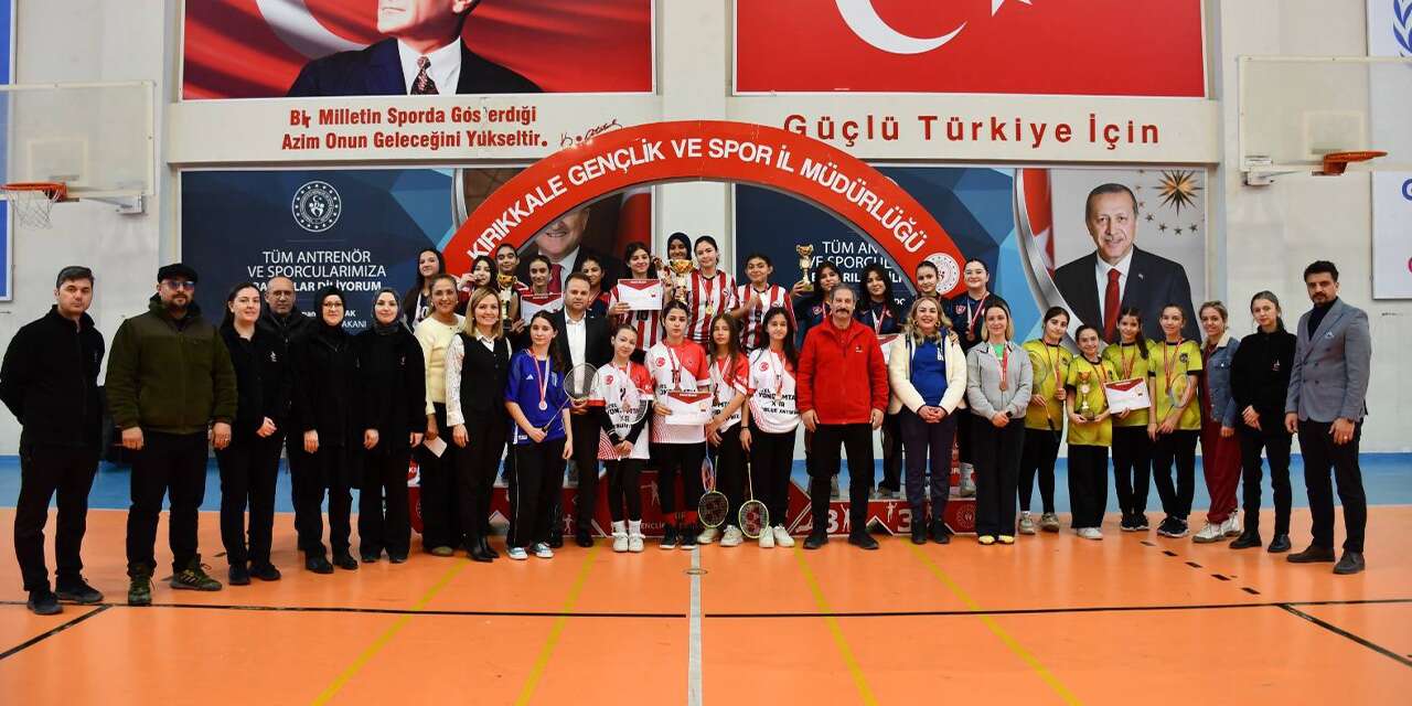 Badminton şampiyonları ödüllendirildi