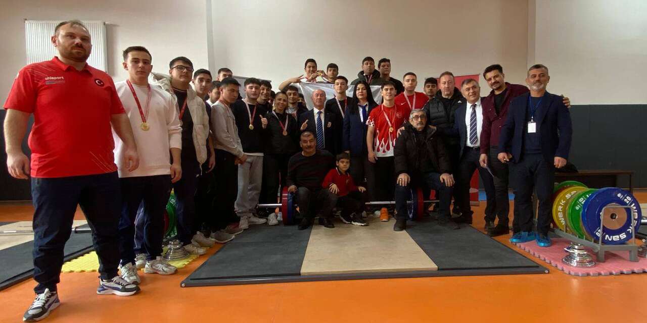 Genç Halterciler şampiyonluk için kıyasıya yarıştı