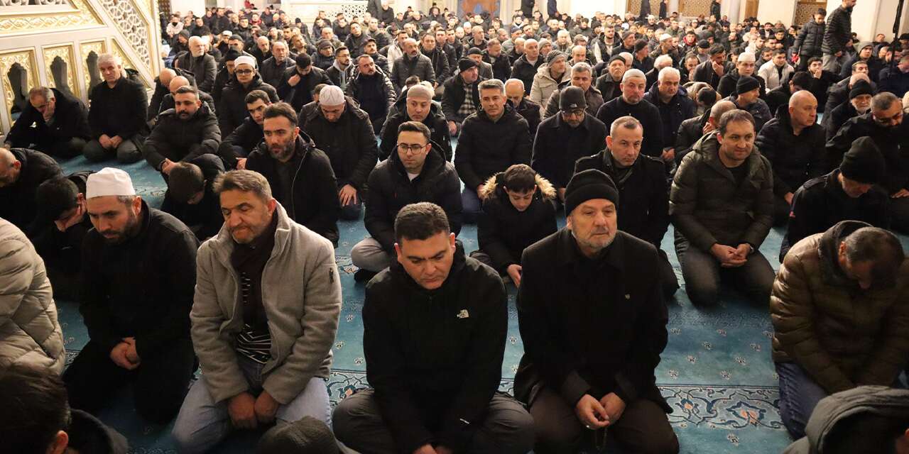 Camilerde Miraç Kandili coşkusu yaşandı