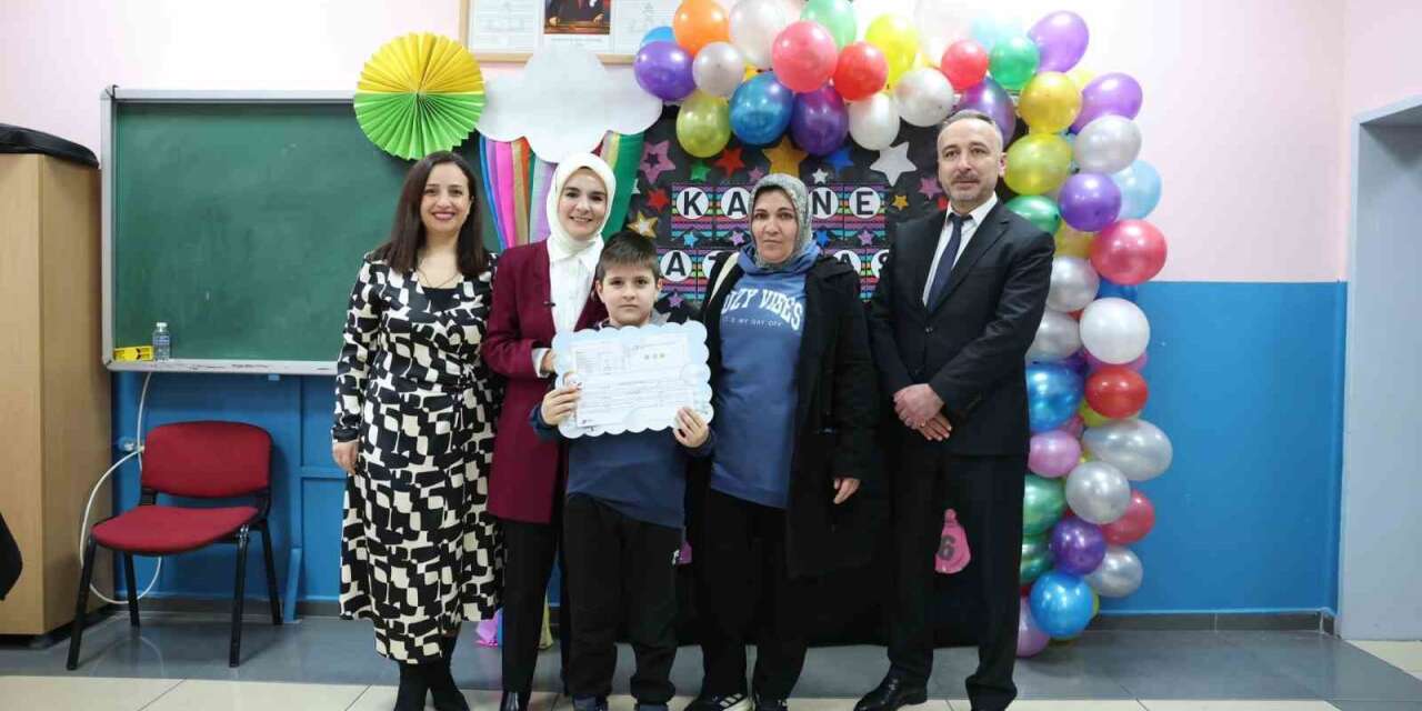 Şehidin oğlu ilk karnesini Bakan Göktaş’ın elinden aldı