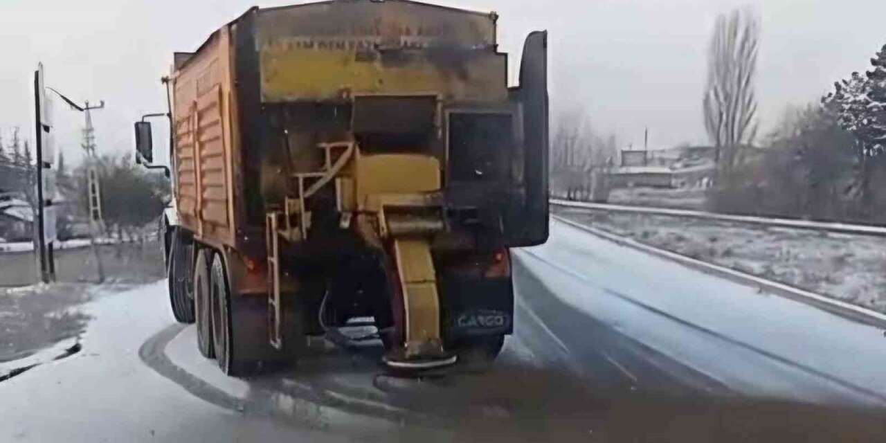 Kırıkkale’de yollarda buzlanmaya karşı tuzlama çalışması