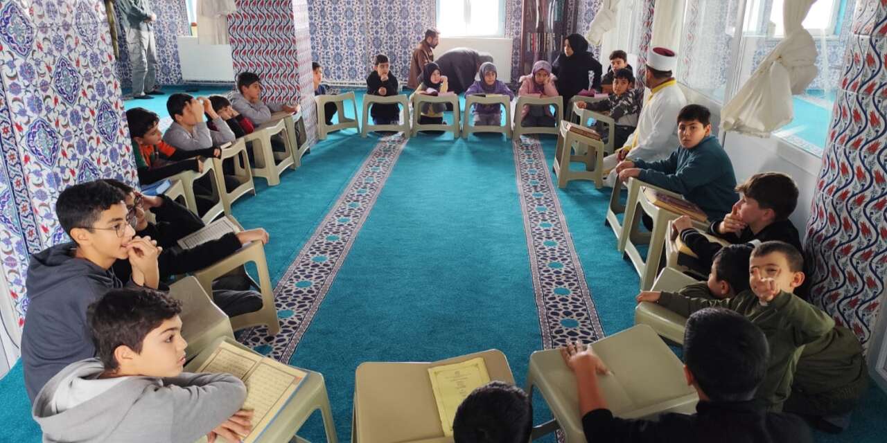 Kocatepe Camii, çocukların neşeli sesleriyle dolup taşıyor