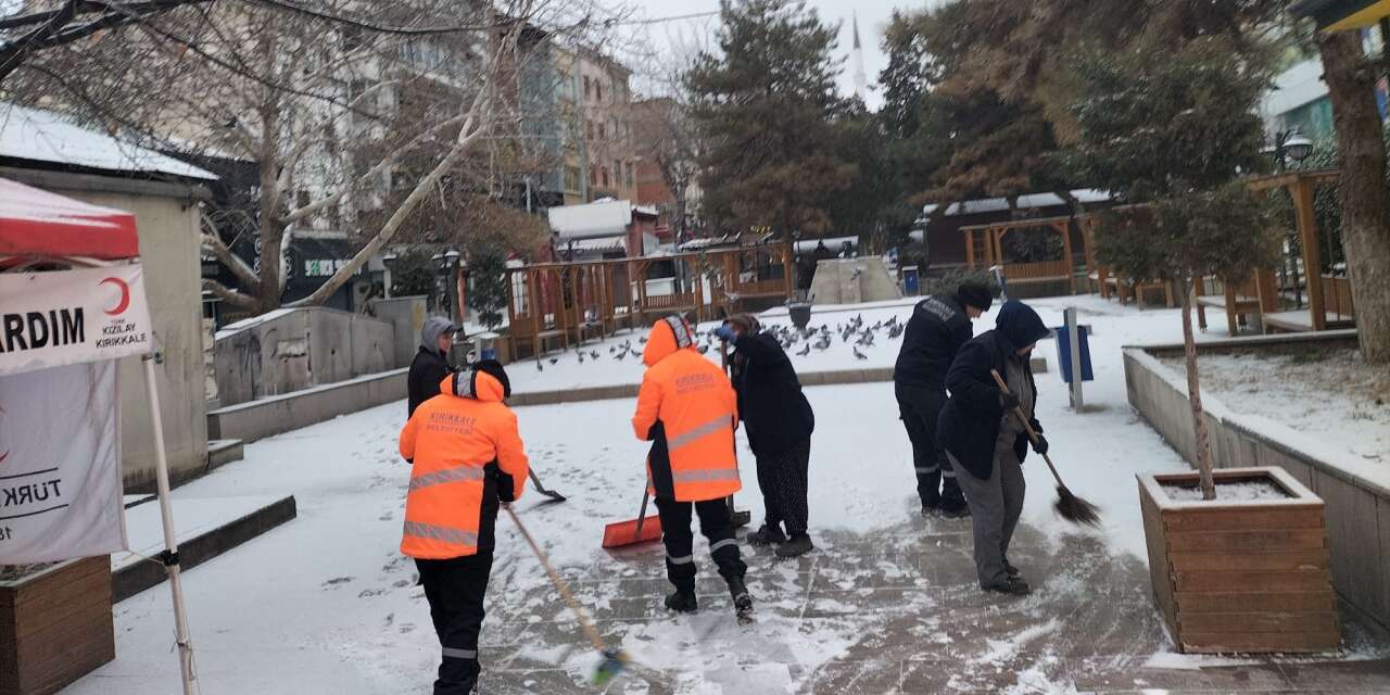Kırıkkale Belediyesi ekipleri kar mesaisinde