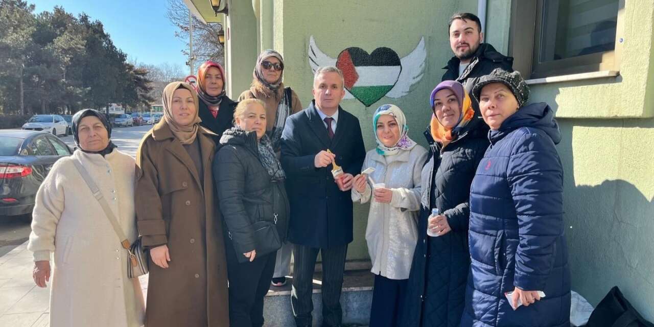Gazze için barış ve adalet mesajı duvarlara yansıdı