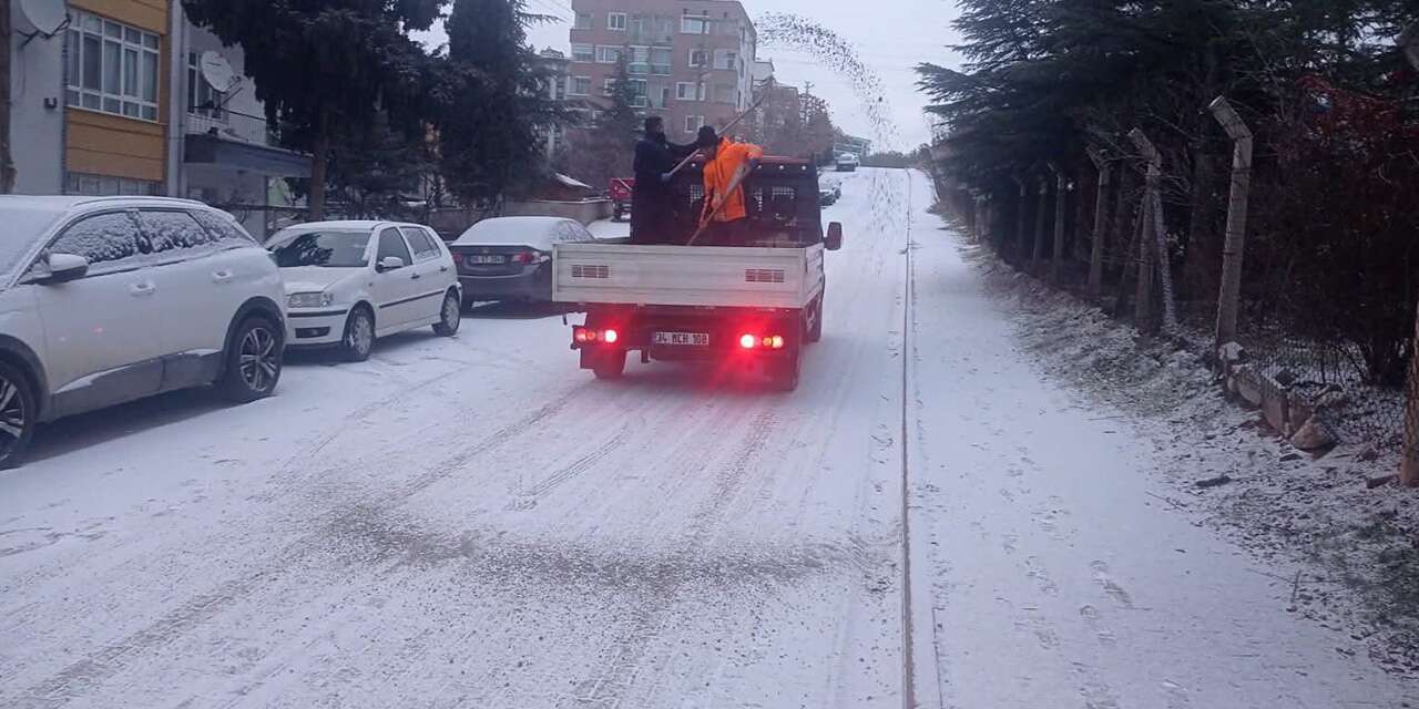 Kırıkkale Belediyesi ekipleri kar mesaisinde
