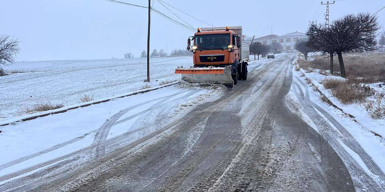 Balışeyh’te karla kaplanan yollar temizlendi