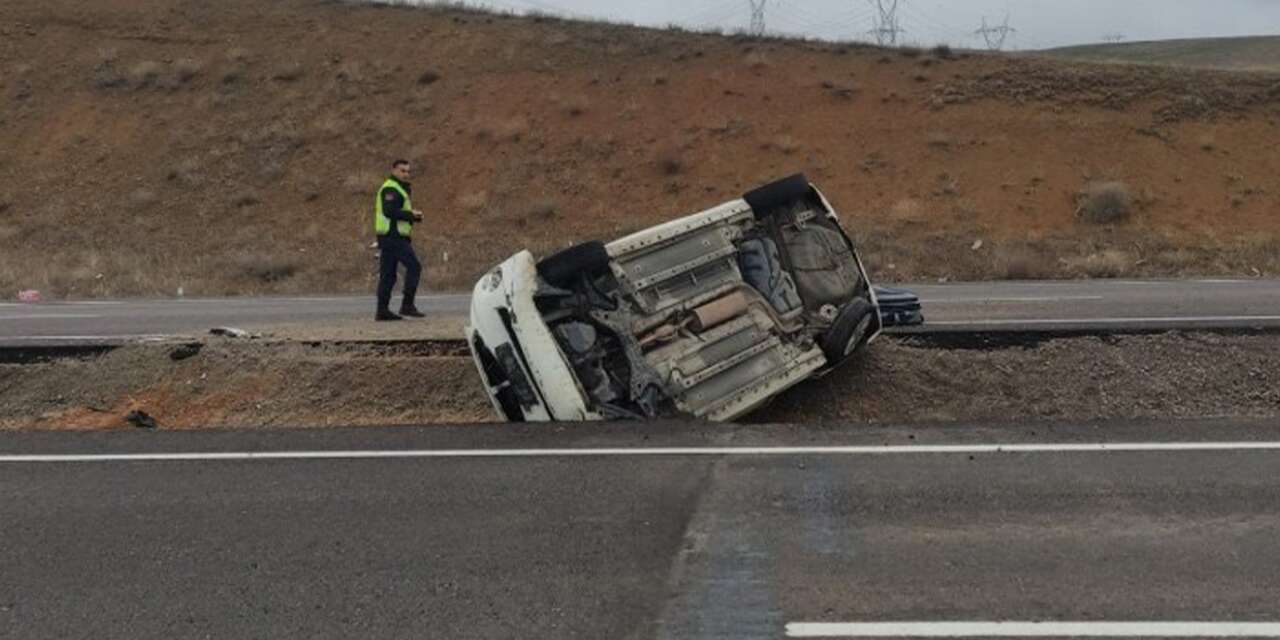 Kırıkkale yolunda otomobil refüje devrildi