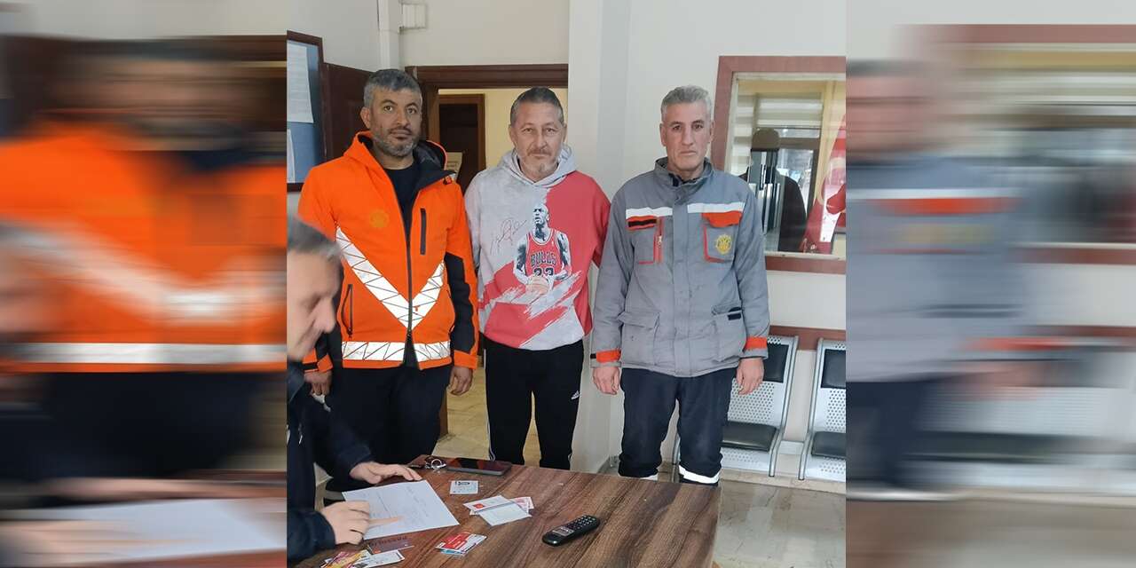 Buldukları parayı eksiksiz şekilde teslim ettiler