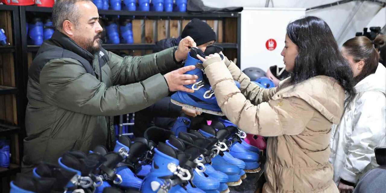 Keçiören Belediyesi’nden ücretsiz buz pateni hizmeti
