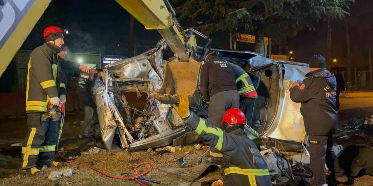 Ağaca çarpan otomobil hurdaya döndü, 1 kişi öldü!