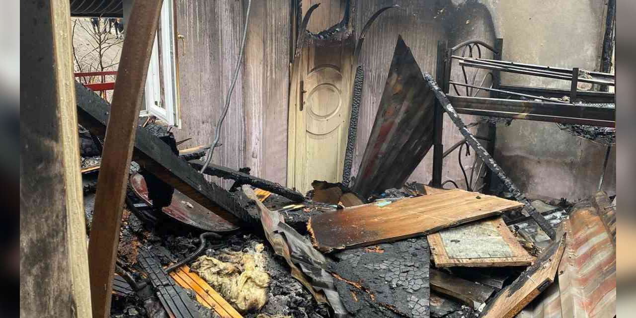 Alevlere teslim olan ev kullanılmaz hale geldi