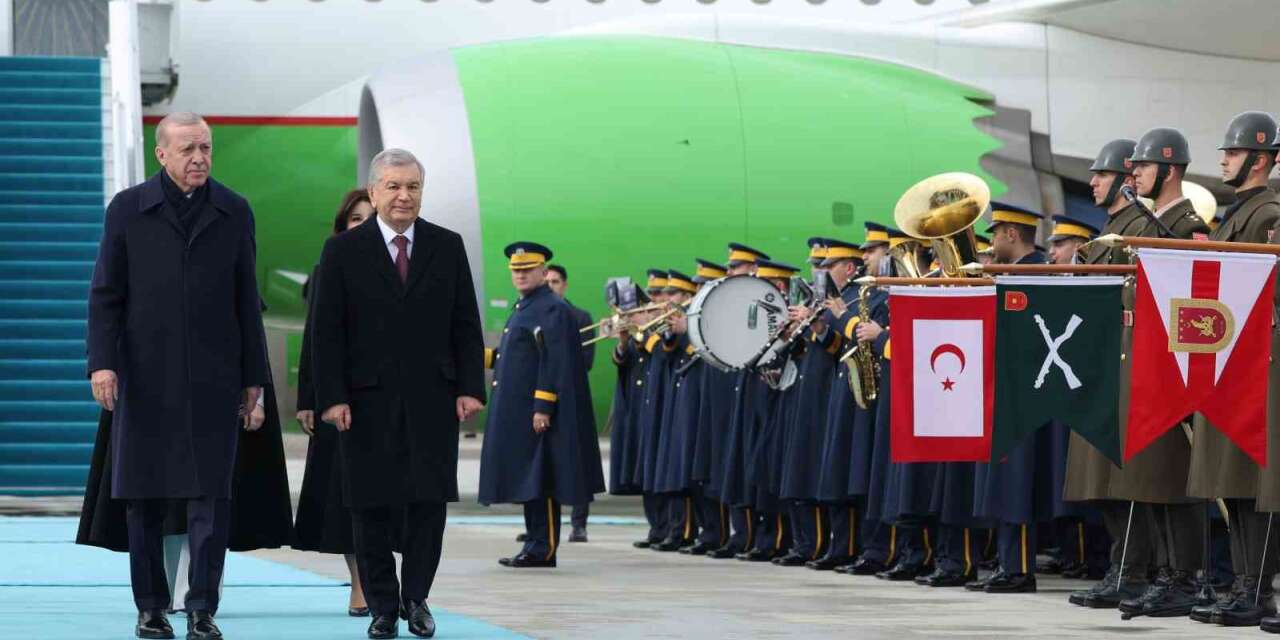 Cumhurbaşkanı Erdoğan, Özbekistan Cumhurbaşkanı Mirziyoyev’i havalimanında karşıladı