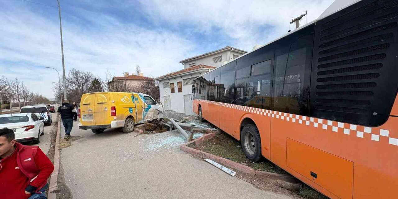 Kırşehir’de kargo aracı belediye otobüsüne çarptı