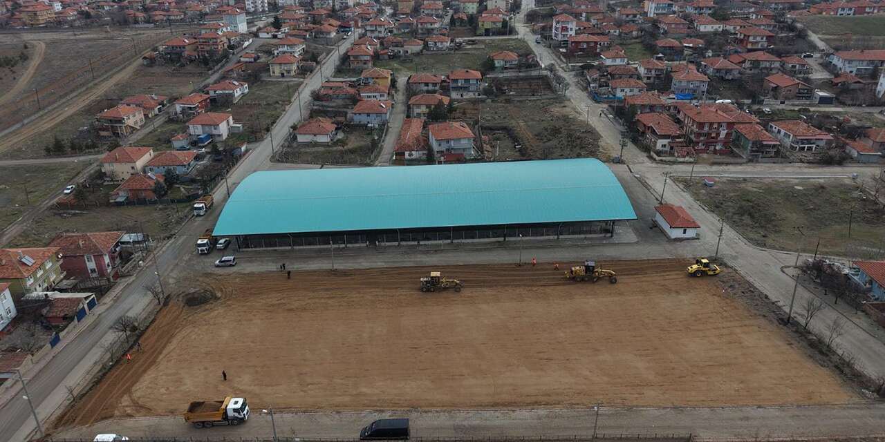 Karşıyaka Mahallesi pazarının zemin düzlemesi yapılıyor