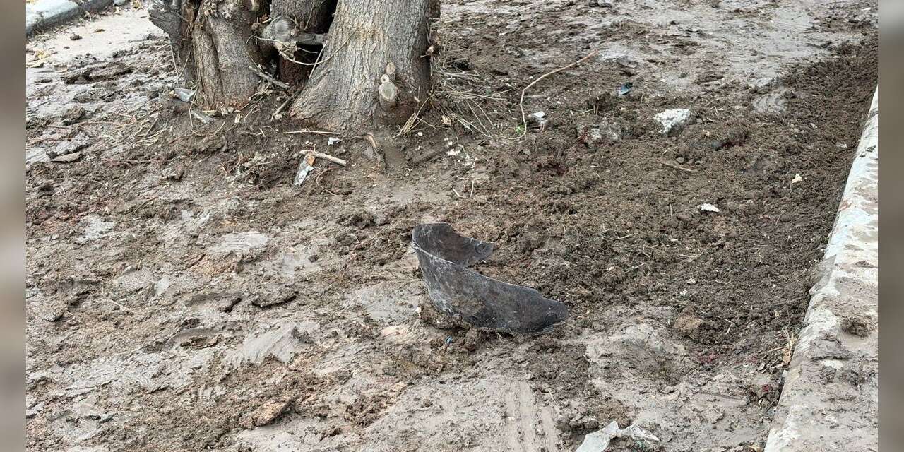 Kayganlaşan yolda kontrolden çıkan motosiklet ağaca çarptı: Kurye hayatını kaybetti