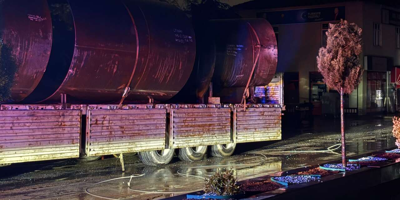 Yahşihan'da tır elektrik direğine çarptı, İlçe karanlığa gömüldü