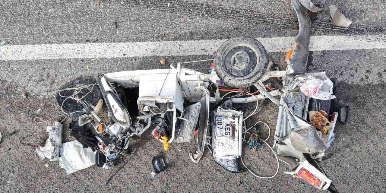 Otomobille çarpışan elektrikli bisiklet hurdaya döndü