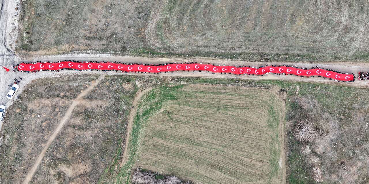 Öğrenciler, 150 metrelik dev Türk bayrağıyla okula giriş yaptı