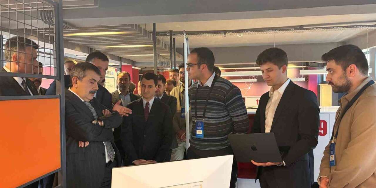 Bakan Tekin: "Teknolojiye dair her adımı geniş yelpazeyle tartmak durumundayız"