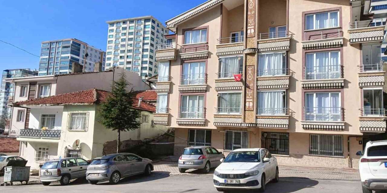 Kayalıklardan düşen parçalar iki binanın mühürlenmesine neden oldu