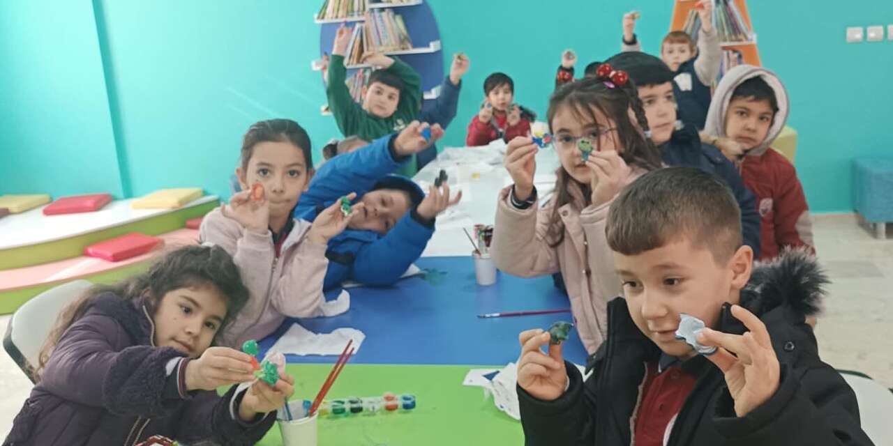 Kaymakam Uzunyol, çocuklarla birlikte boyama yaptı