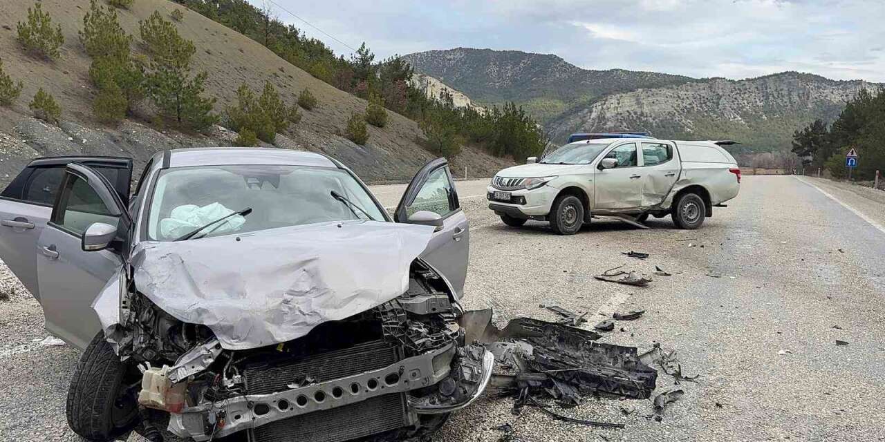 Kastamonu’da pikap ile otomobil çarpıştı: Eski belediye başkanı yaralandı