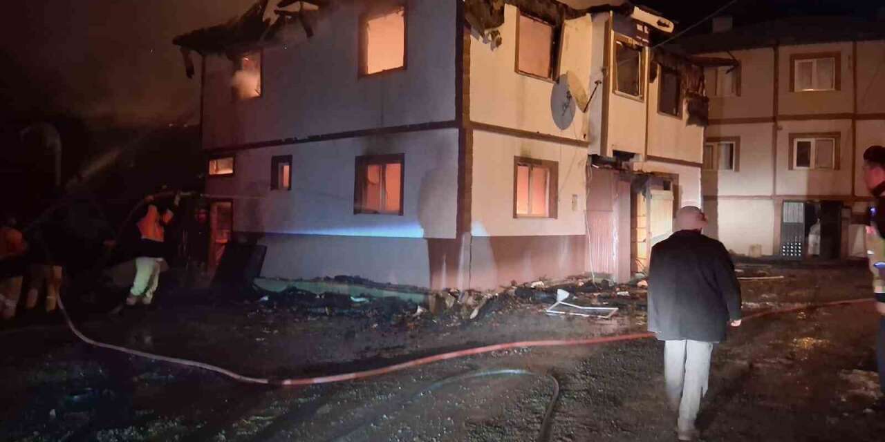 Kastamonu’da alevlere teslim olan iki katlı ev kullanılamaz hale geldi