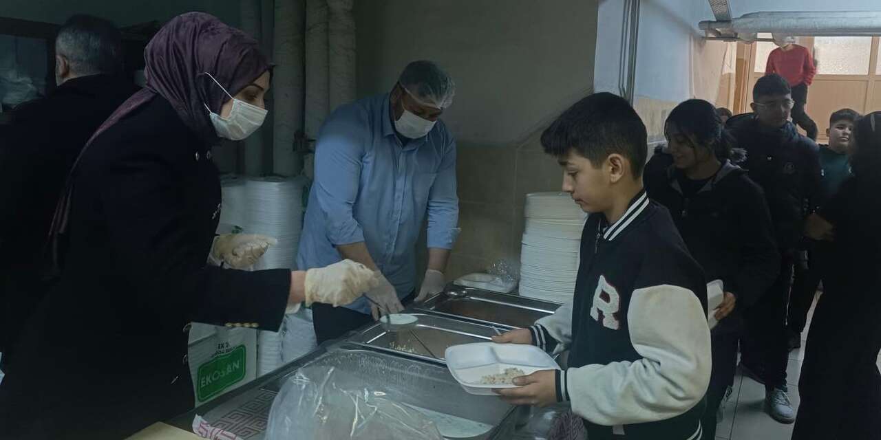 Kaymakam Uzunyol, elleriyle öğrencilere yemek servis etti