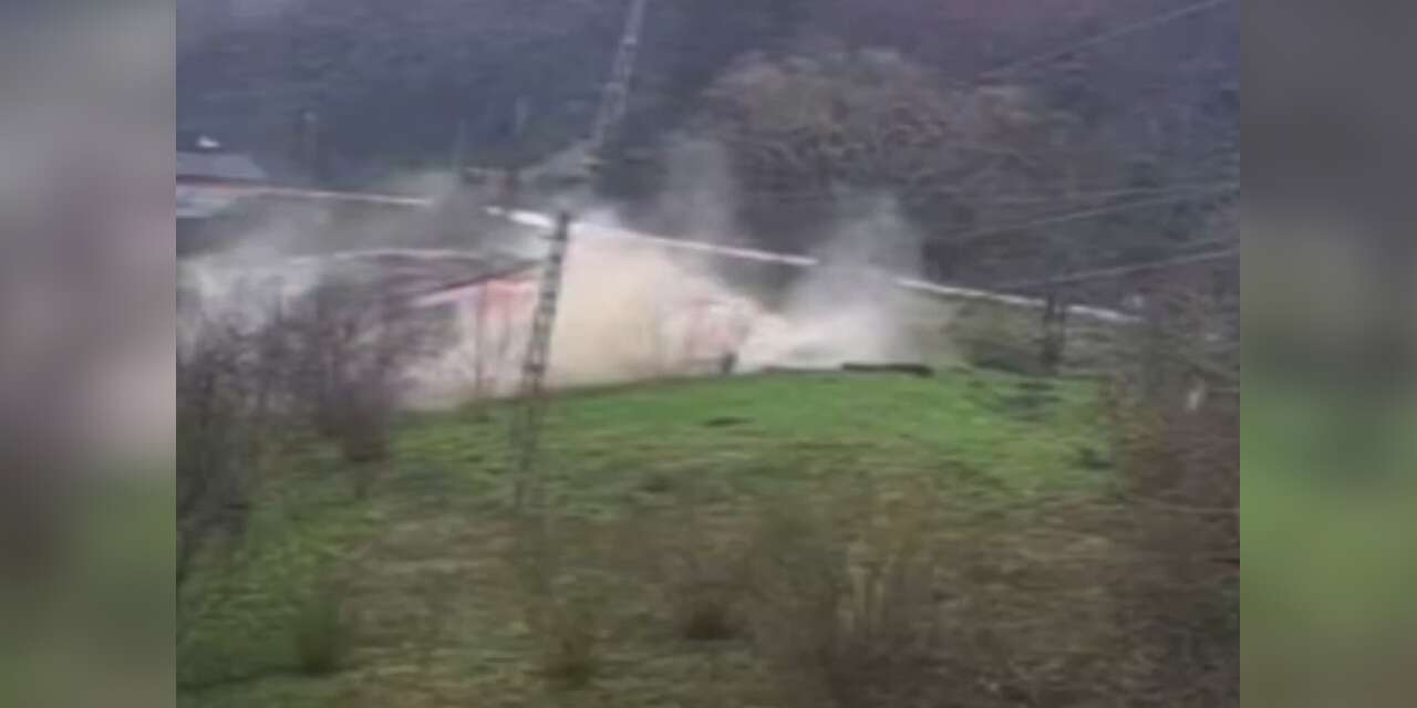 Heyelan sebebiyle tahliye edilen ev çöktü