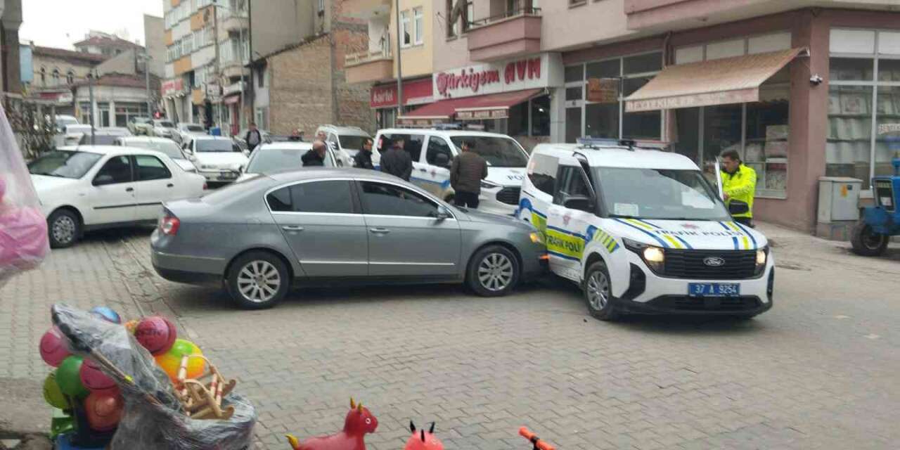 "Dur" ihtarına uymadı, ekip otosuna çarptı: Yaya kaçarken yakalandı