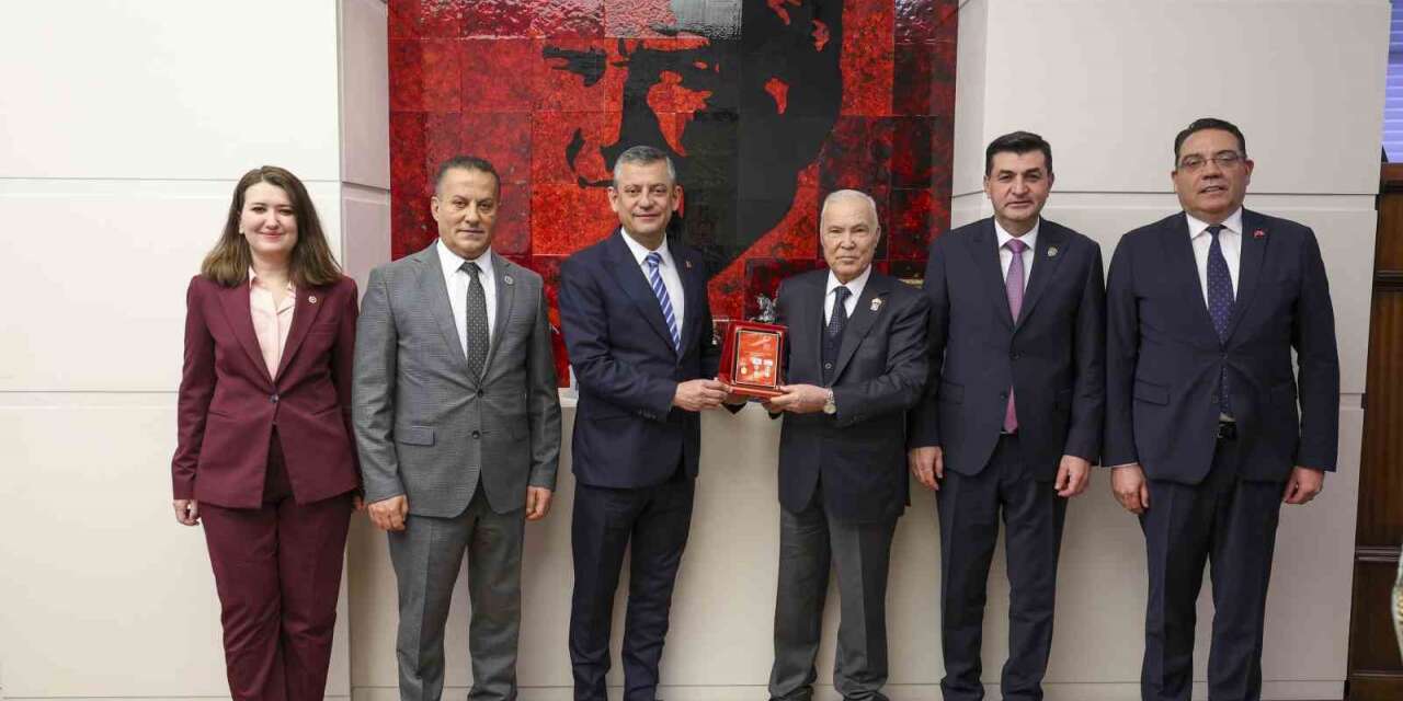 CHP Genel Başkanı Özel, şehit ve gazi dernek temsilcileriyle bir araya geldi