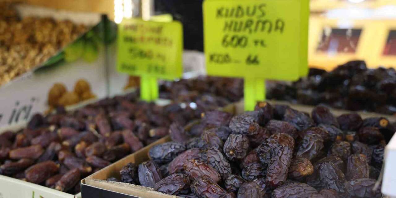Ramazan hareketliliği: Hurma tezgahlardaki yerini aldı