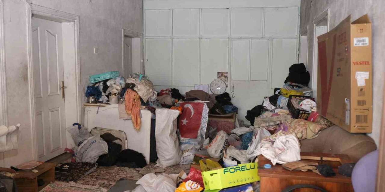 Evinden 10 ton çöp çıktı