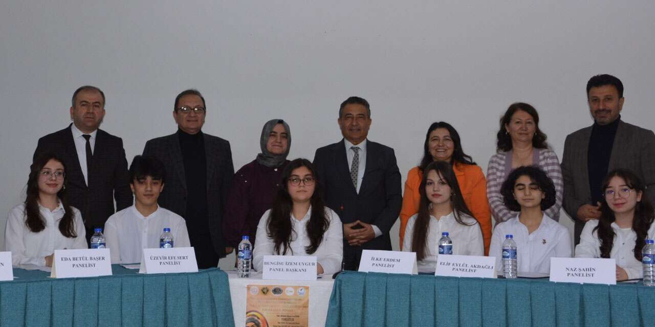 Lise öğrencileri anlattı davetliler dikkatle dinledi