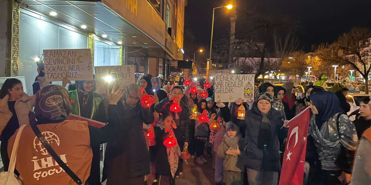 Ramazan Ayı’nı fener alaylarıyla karşıladılar