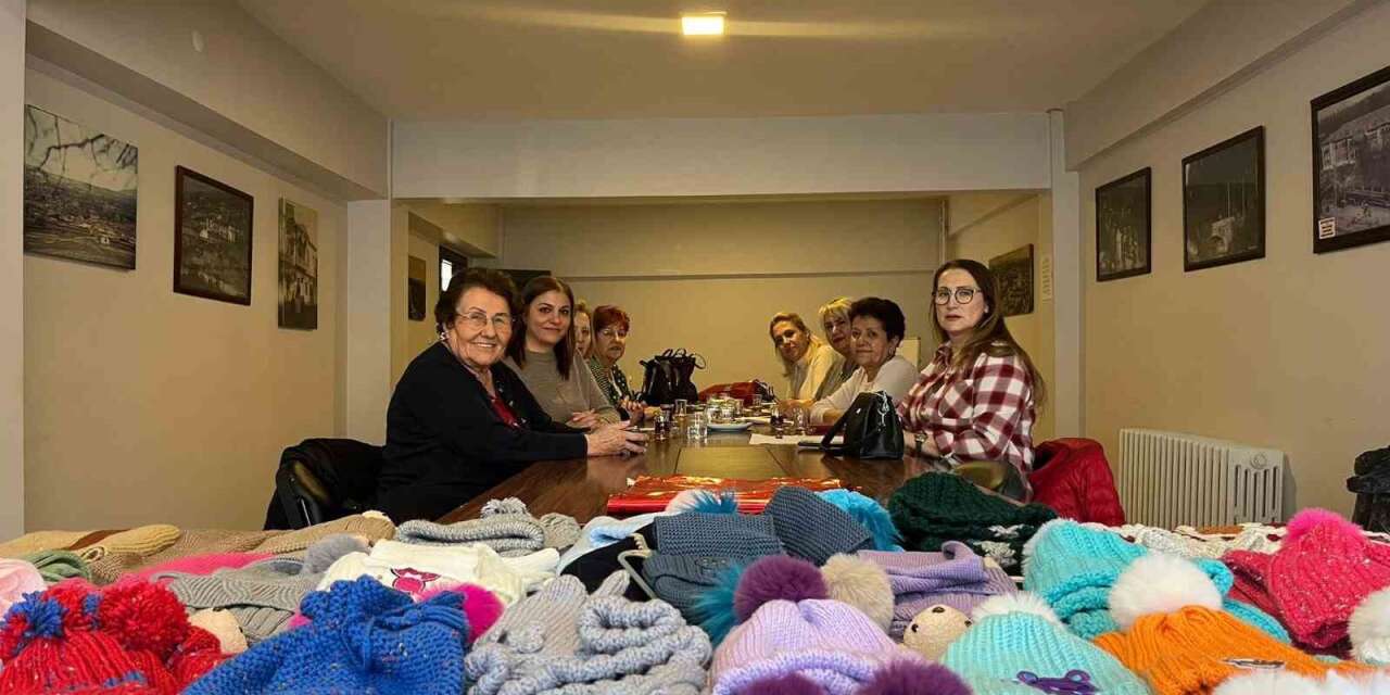 Kırşehir’de örülen atkı ve bereler lösemi tedavisi gören çocuklara gitti