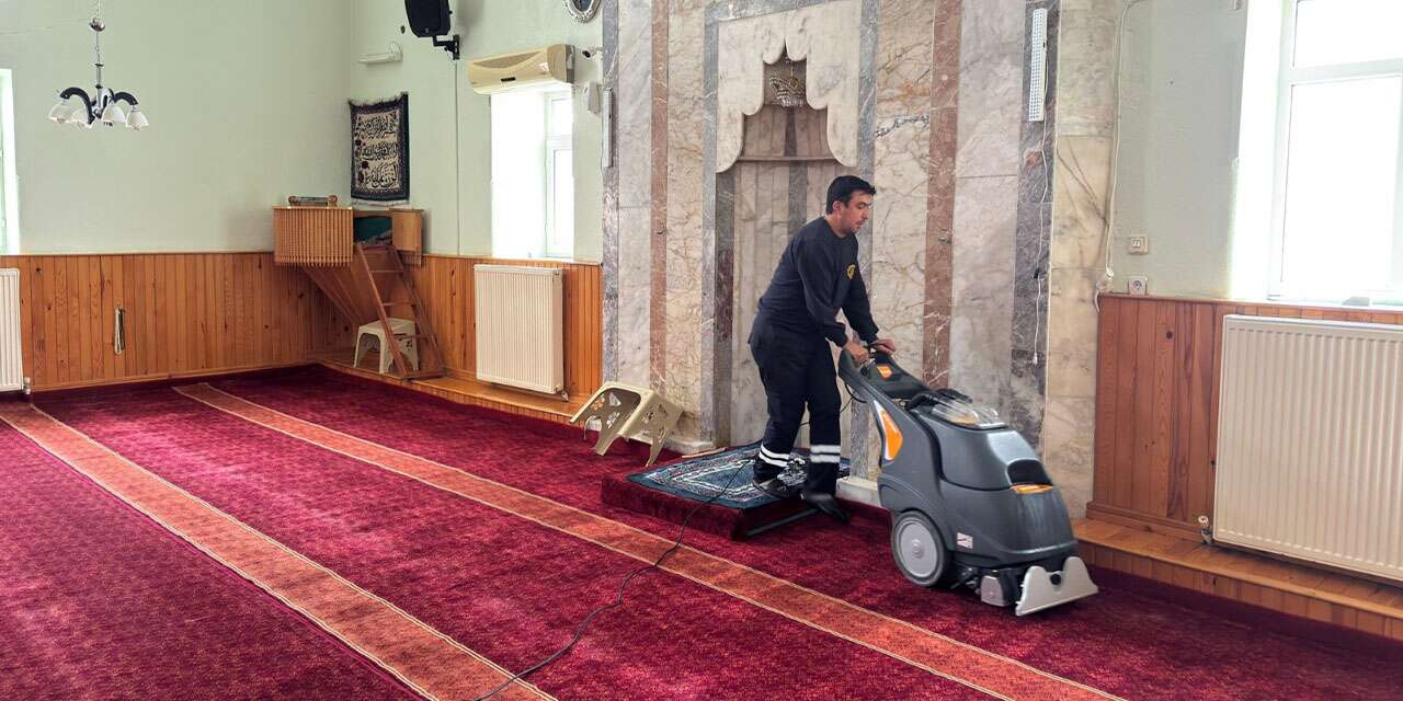 İbadethanelerde temizlik çalışmaları sürüyor