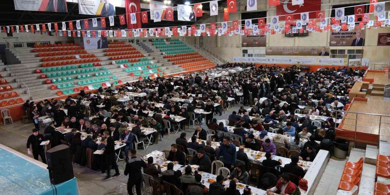 Çorum Belediyesi’nin iftar sofrasında ilk oruç açıldı