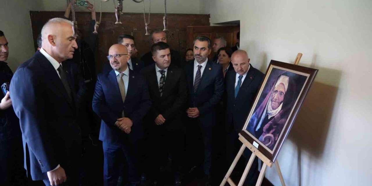 Bakan Ersoy, "Kralların Ressamı" Rahmi Pehlivanlı’nın eserlerini inceledi