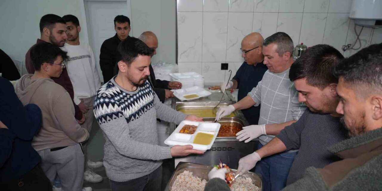 Evlerde yemek pişmiyor, köy halkı ortak sofrada iftar yapıyor