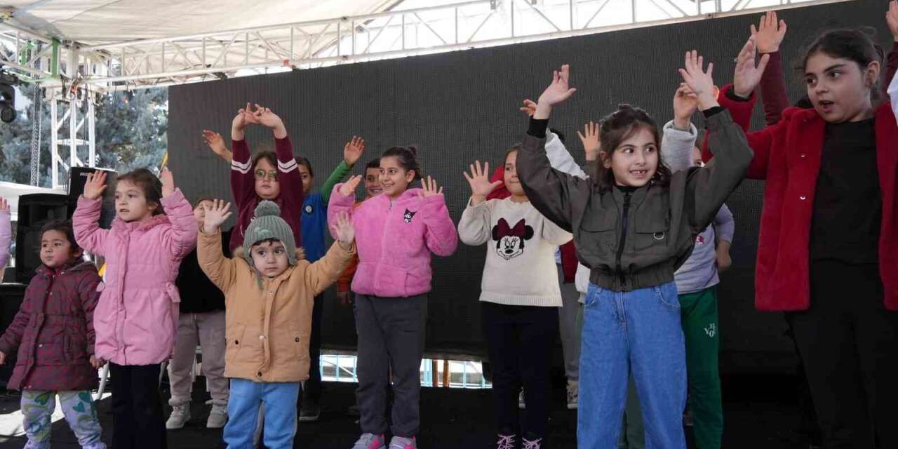 Ramazan Sokağı’nda renkli görüntüler: Sahneye çıkan çocuklar ilahiler seslendirdi