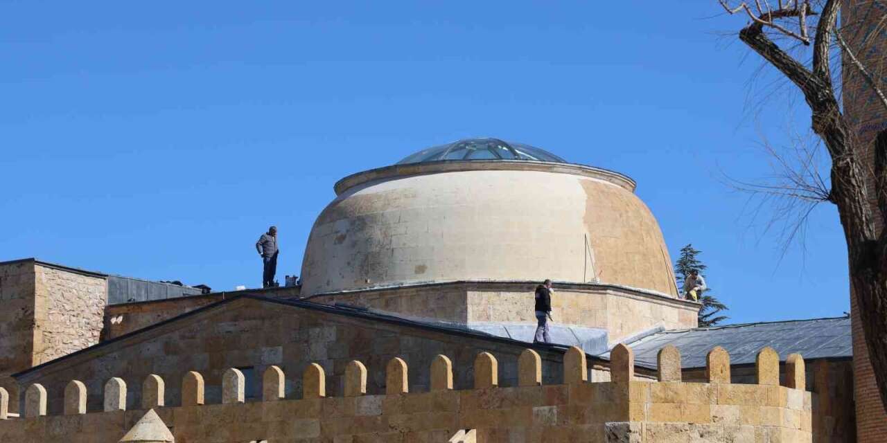 Tarihi Cacabey Medresesi’nde su sızıntısına müdahale edildi