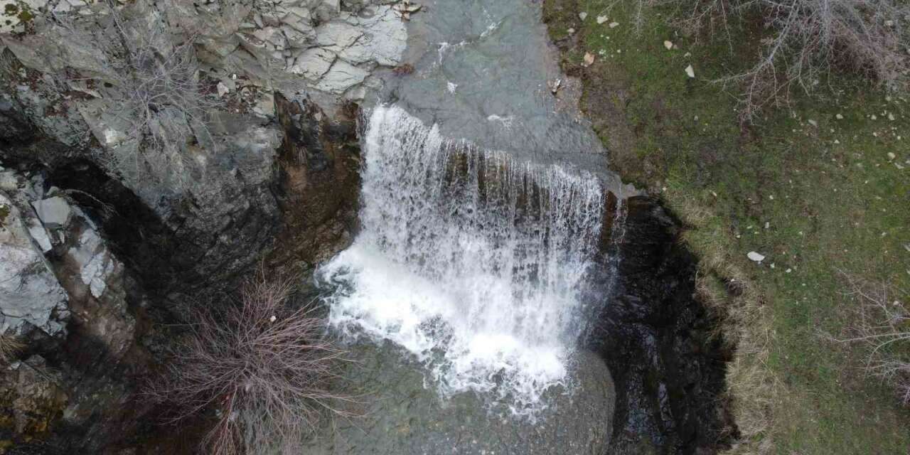 Eriyen kar suları yazın kuruyan şelaleyi yeniden coşturdu